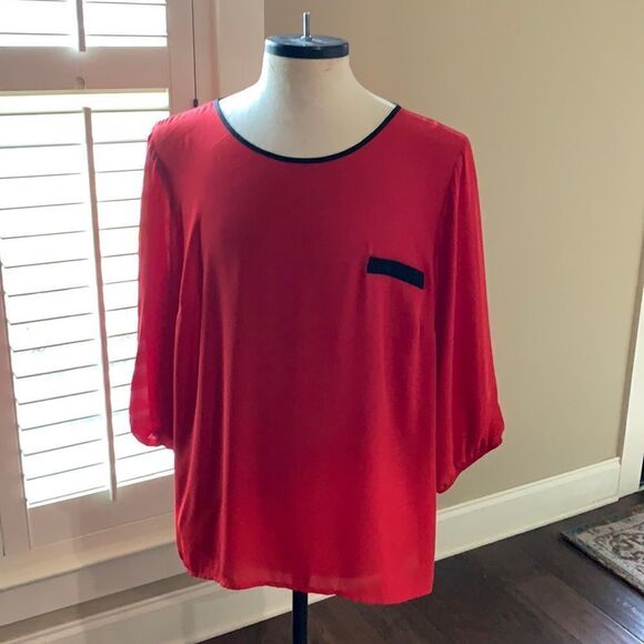 I.N. Studio Top  - Picture 2 of 12